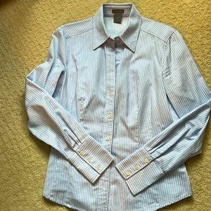 Classic fitted button down BLOUSE.